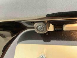 バックカメラ付きで車庫入れも安心