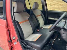 【ハーフレザーシート】ならではの高級感あふれる内装がこたわりのアイテム。見た目の高級感とより上質な座り心地をお楽しみください。