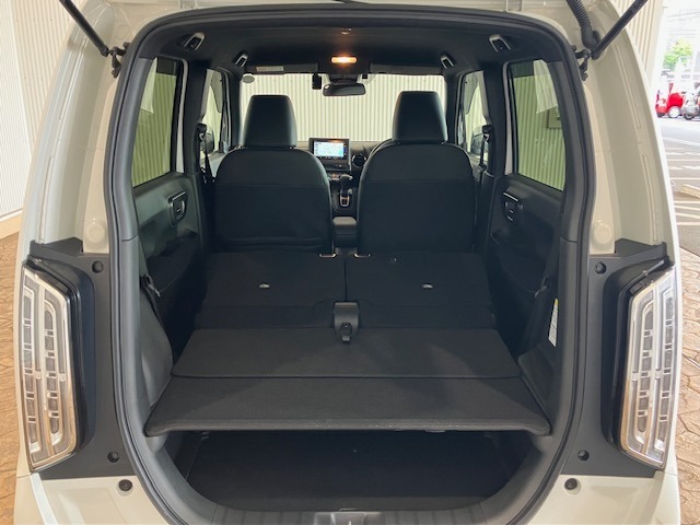 大きな開口部の荷室スペースはとても広々としています。　大きな荷物も楽々収納出来ちゃいますよ♪　大は小を兼ねると言いますしスペースは大きい事に越した事はありませんね！