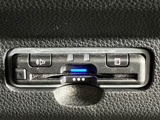 【ETC】便利なETC車載器も装備！高速道路の料金所もスムーズに通過できます。今や必須の装備ですね！お客様用にセットアップをしてのお渡しとなります！