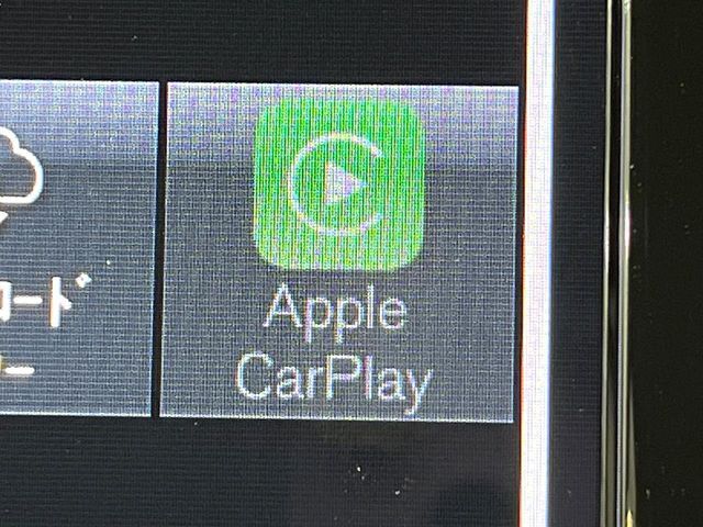 ●Apple　Car　Play：スマホとの有線接続で、ナビ・オーディオ再生などスマホのアプリ機能が画面でも使える便利機能です！