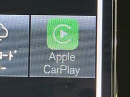●Apple　Car　Play：スマホとの有線接続で、ナビ・オーディオ再生などスマホのアプリ機能が画面でも使える便利機能です！