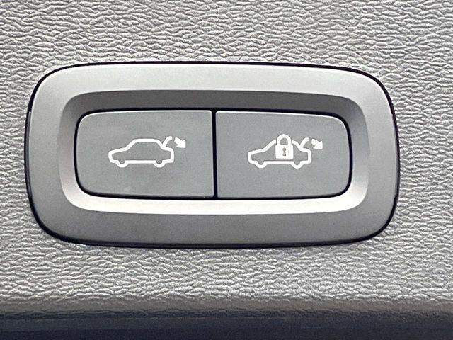 ●電動リアゲート：ワンタッチでリアゲートの開閉ができ、荷物などで両手が塞がっている状態でも簡単に開閉ができる便利機能です。