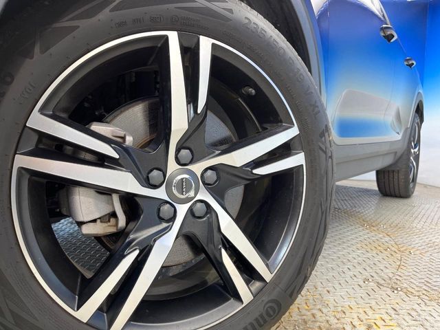 ●純正19インチアルミホイール：輸入車ならではの卓越した走りを支えるホイールと足回りです！日本車の走りに慣れている方にもぜひ体感して頂きたいほど、高いレベルでまとまっています！