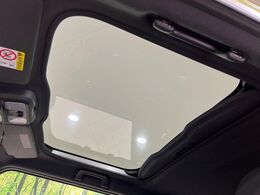 【ガラスルーフ】ガラスルーフ搭載で車内の解放感が一気にアップ！開放的なドライブをお楽しみいただけます。