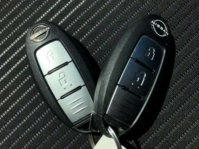 【 インテリジェントキー 】 キーを持っていればエンジン始動でき、ドアノブのボタンで車の鍵の開錠と施錠もできます。キーを取り出す手間がなくなります。