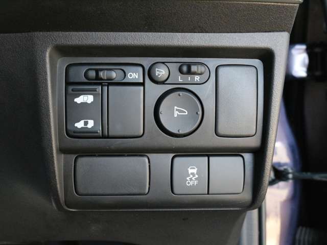 運転席にパワーシートを装備☆細かなシートの調整が可能です☆