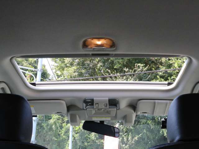 サンルーフを装備☆車内の換気にとても便利で採光性にも優れていますしなにより開放感と高級感がありますね☆後付けできない装備ですのでぜひ装着車をお勧めいたします☆