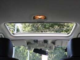 サンルーフを装備☆車内の換気にとても便利で採光性にも優れていますしなにより開放感と高級感がありますね☆後付けできない装備ですのでぜひ装着車をお勧めいたします☆