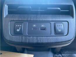 前席だけではなく後部座席にもシートヒーターをしっかり装備★乗員みなさまが快適にお過ごしいただけます★