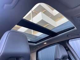 パノラミックガラスルーフは光を取り入れるだけでなく、車内の換気も出来機能性もございます★