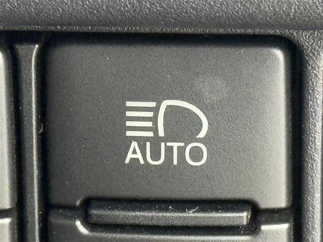 【オートマチックハイビーム（AHB）】フロントウインドウガラス上部に設置された前方カメラにより、前方車両のランプや街路灯などの明るさを判定し、自動的にハイビームとロービームを切り換えてくれます！