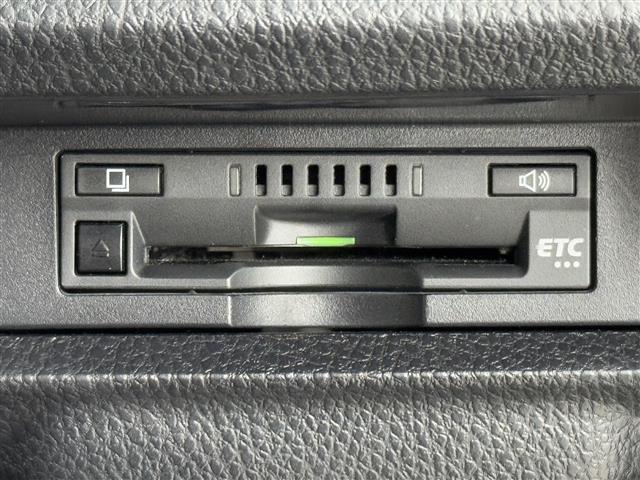◆【ETC】有料道路を利用する際に料金所で停止することなく通過できる、ETC車載器（ノンストップ自動料金収受システム機器）が装備されています。セットアップを行うことで利用可能になります。