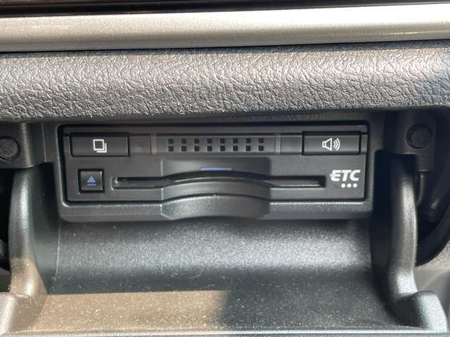 【ETC】有料道路を利用する際に料金所で停止することなく通過できる、ETC車載器（ノンストップ自動料金収受システム機器）が装備されています。セットアップを行うことで利用可能になります。