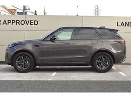 直線基調のスクウェアな造形。見切りの良い大きな開口部。高いウェストライン。そのいずれもが初代レンジローバーから連綿と受け継がれ続けてきたデザイン哲学です。