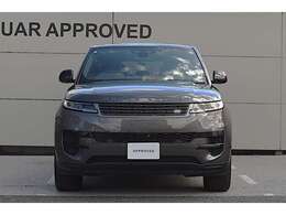 渡河時の浸水を防ぐためエンジンルームを包み込むように成形されたクラムシェルボンネット。全ての車両が水深90cmまで浸水可能な本格4WDモデルというLAND　ROVERならではの特徴的なデザインです。