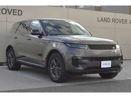 アバンギャルドなデザインと伝統のレンジローバー血統の融合。高い悪路走破性能を誇る質実剛健のDNAを継承したモダンスタイリッシュSUV。