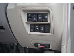 ビルトインETCです。スッキリきれいに収まっています。また、電動スライドは左側のみですので、ご注意ください