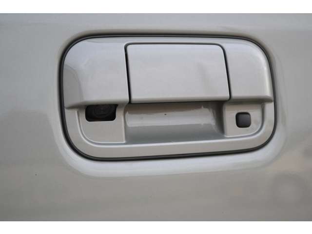 純正位置にバックカメラをビルトイン装着しております