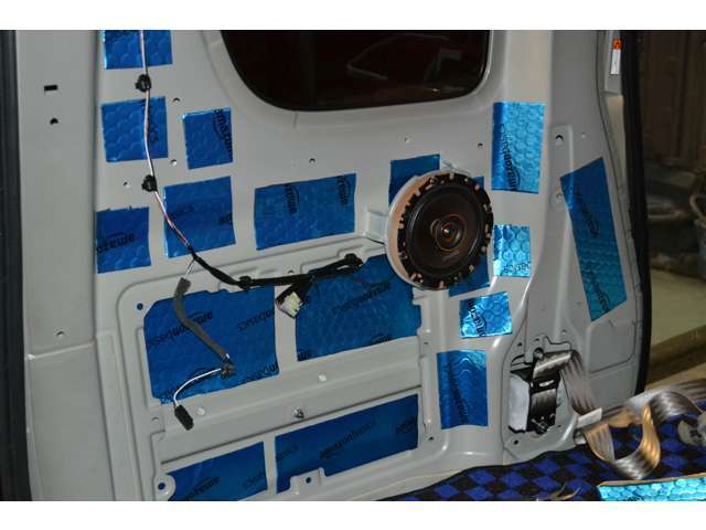 同じく左リヤパネル。フロントドアも16CMスピーカー＆制振材施工済です。