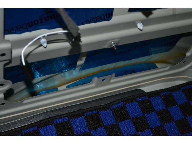 フロアやフェンダー内部も制振材施工済です