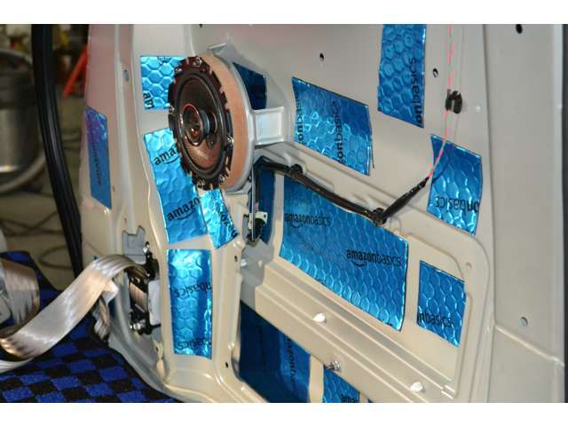 リヤにケンウッド16CMスピーカー装着　サイドパネルには制振材をしっかり施工済