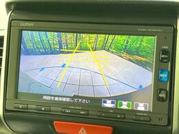 【バックカメラ】駐車時に後方がリアルタイム映像で確認できます。大型商業施設や立体駐車場での駐車時や、夜間のバック時に大活躍！運転スキルに関わらず、今や必須となった装備のひとつです！