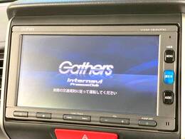 【純正ナビ】人気の純正ナビを装備しております。ナビの使いやすさはもちろん、オーディオ機能も充実！キャンプや旅行はもちろん、通勤や買い物など普段のドライブも楽しくなるはず♪