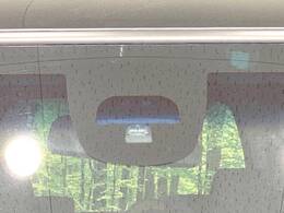 【シティブレーキアクティブシステム】低速走行中に前方の車両等を認識し、衝突しそうな時は警報とブレーキで衝突回避と被害軽減をアシスト。より安全にドライブをお楽しみいただけます。