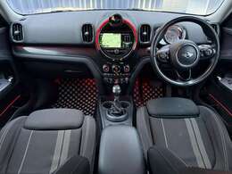 曲線を用いたインテリアでおしゃれなデザイン、フロントウィンドウは水平にひろがり、広い視界を確保しており運転しやすいのが魅力です。