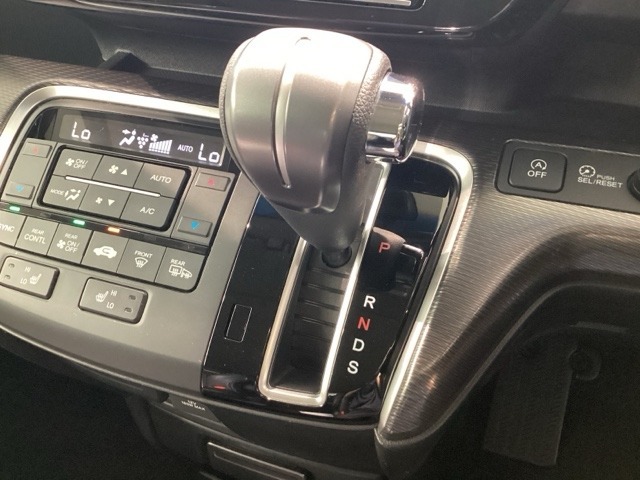 インパネシフトを採用しているので、前席の足元も広々としています。運転席と助手席の行き来もスムーズです！