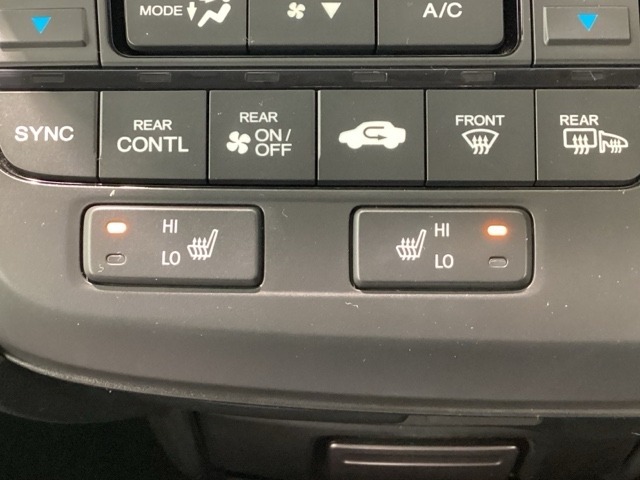 運転席と助手席にシートヒーターが付いています☆寒い時期に腰周りを温めてくれるので体全体が温まりやすいのは勿論、暖房と違い顔に風が当たらないので、乾燥肌やドライアイの方でも大丈夫☆