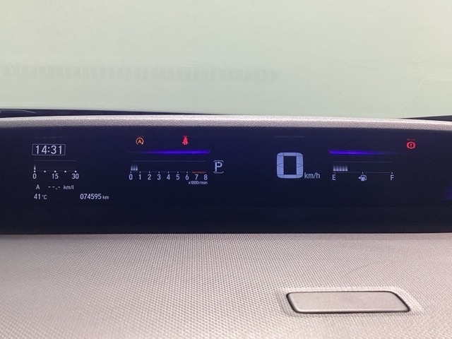 スピードメーターはこちら！すっきりとしたデザインで、昼間でも夜間でも見やすい設計になっています。