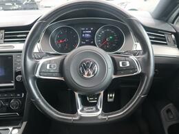 Volkswagen全車共通の上質な本革を使用した手触りのしっとりとしたステアリングです。唯一素肌が触れるハンドルは上位モデルと同じ握り心地になっております。