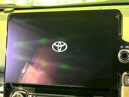 【10.5インチナビ】高級感とインパクトのある大画面ナビを装備。各種オーディオ操作はもちろん、スマホ連携もできる利便性の高いナビです♪