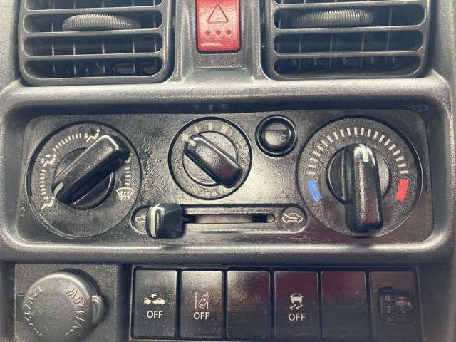 運転席回りの各種操作部となります。ご不明な装置などございましたらお気軽にお尋ねください。