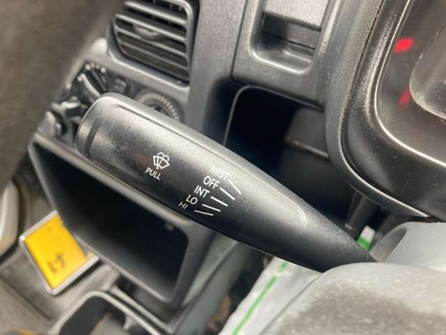 運転席回りの各種操作部となります。ご不明な装置などございましたらお気軽にお尋ねください。