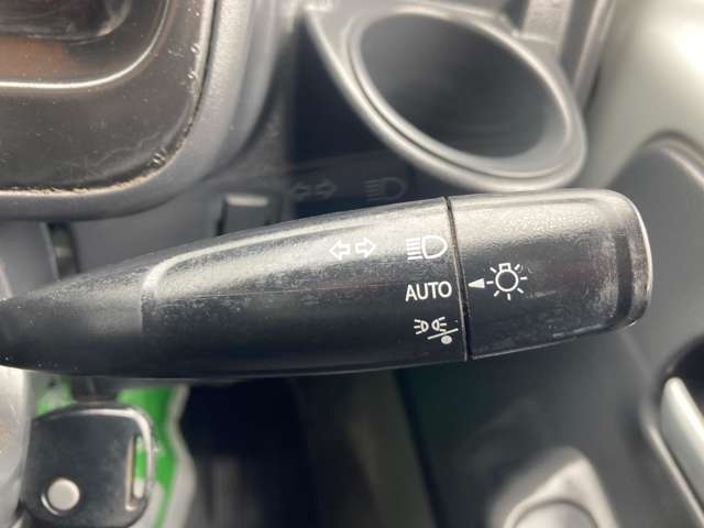 運転席回りの各種操作部となります。ご不明な装置などございましたらお気軽にお尋ねください。