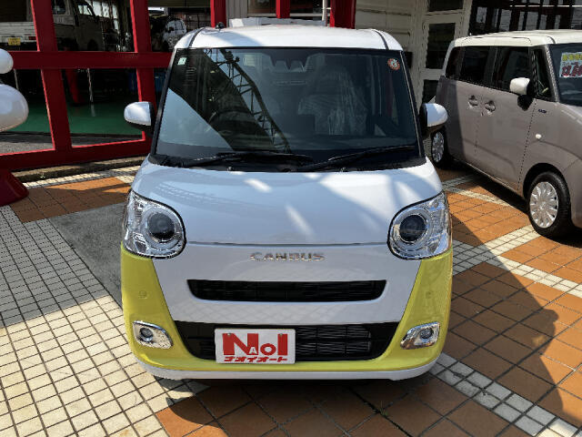 【当店のこだわり】入庫後のお車は選任スタッフによる細部清掃を実施しております。足回り、エンジンルーム、室内、室外を隅々まで綺麗にしております。展示車はピカピカです。全国配送も可能ですのでご相談下さい！