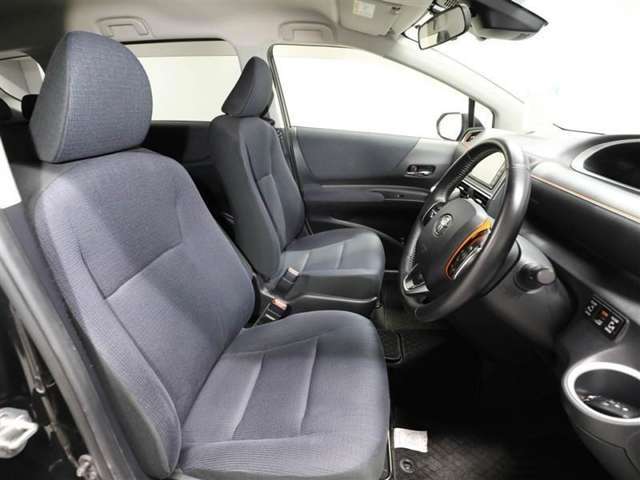 ゆったり室内で運転もしやすいです♪使い勝手の良い配置も考えられています！！