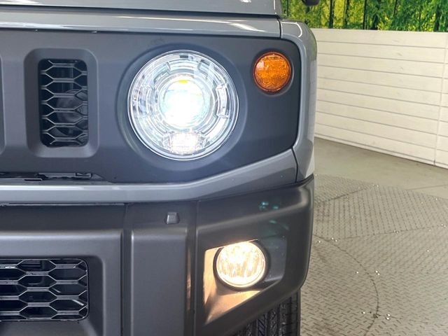 【LEDヘッドライト】悪天候や夜間走行時も良好な視界を確保し安心して運転できる高輝度LEDヘッドライトを装備！点灯速度が早く、消費電力も抑えられています。