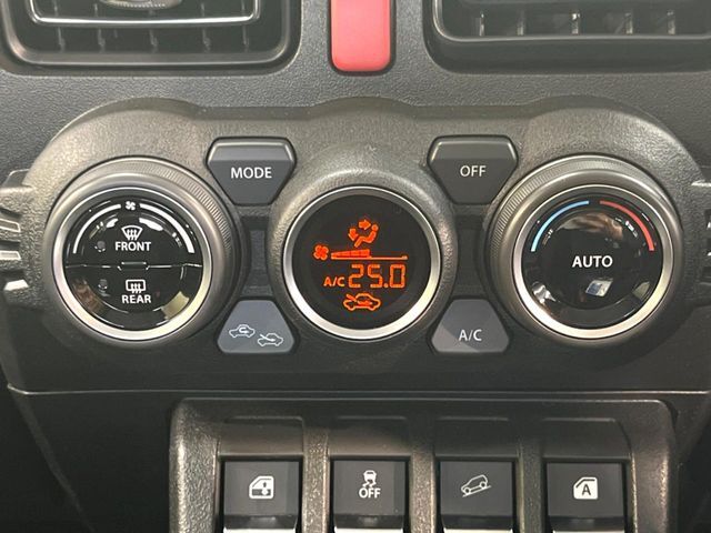 【オートエアコン】一度お好みの温度に設定すれば、車内の温度を検知し風量や温度を自動で調整。暑い…寒い…と何度もスイッチ操作をする必要はありません。快適な車内空間には必須の機能ですね♪