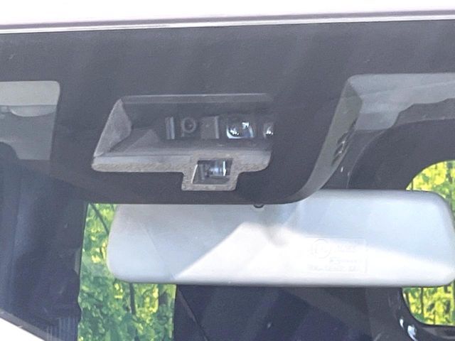 【スズキ　セーフティサポート】走行中に前方の車両等を認識し、衝突しそうな時は警報とブレーキで衝突回避と被害軽減をアシスト。より安全にドライブをお楽しみいただけます。