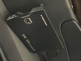 【ETC】高速道路の料金所をストレスなく通過！話題のスポットやサービスエリアに多い「スマートIC」利用時は必須のアイテムです。当店でセットアップを実施、ご納車当日からすぐにご利用いただけます！