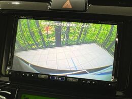【バックカメラ】駐車時に後方がリアルタイム映像で確認できます。大型商業施設や立体駐車場での駐車時や、夜間のバック時に大活躍！運転スキルに関わらず、今や必須となった装備のひとつです！