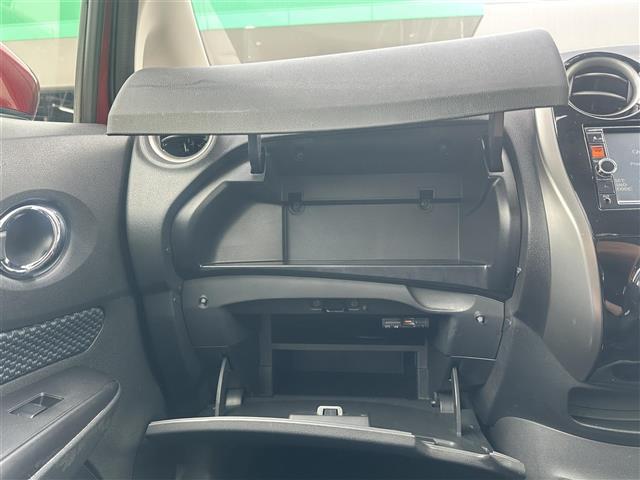 【グローブボックス】車検証ケースや、日頃使う小物類の収納に便利ですね！