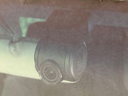 【ドライブレコーダー】安心・安全なカーライフに必須のドライブレコーダーを装備！走行中はもちろん、あおり運転や事故に遭遇した際の状況も映像で記録し、万一のリスクに備えます。