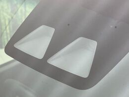 【スマートアシスト】走行中に前方の車両等を認識し、衝突しそうな時は警報とブレーキで衝突回避と被害軽減をアシスト。より安全にドライブをお楽しみいただけます。