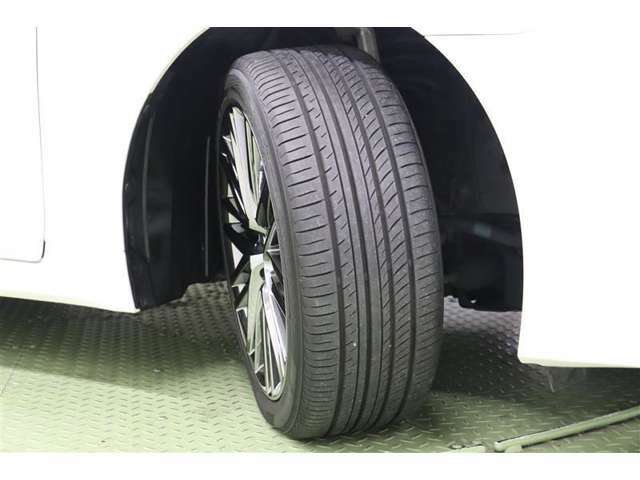 タイヤサイズ　225/45R18。スポーティながらも上質感のある純正アルミホイールを装着しています。足元を引き締めてくれ、しっかりした走りも楽しめますよ。