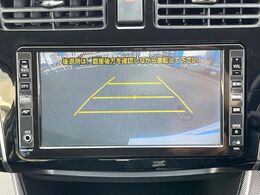 【バックカメラ】駐車時に後方がリアルタイム映像で確認できます。大型商業施設や立体駐車場での駐車時や、夜間のバック時に大活躍！運転スキルに関わらず、今や必須となった装備のひとつです！